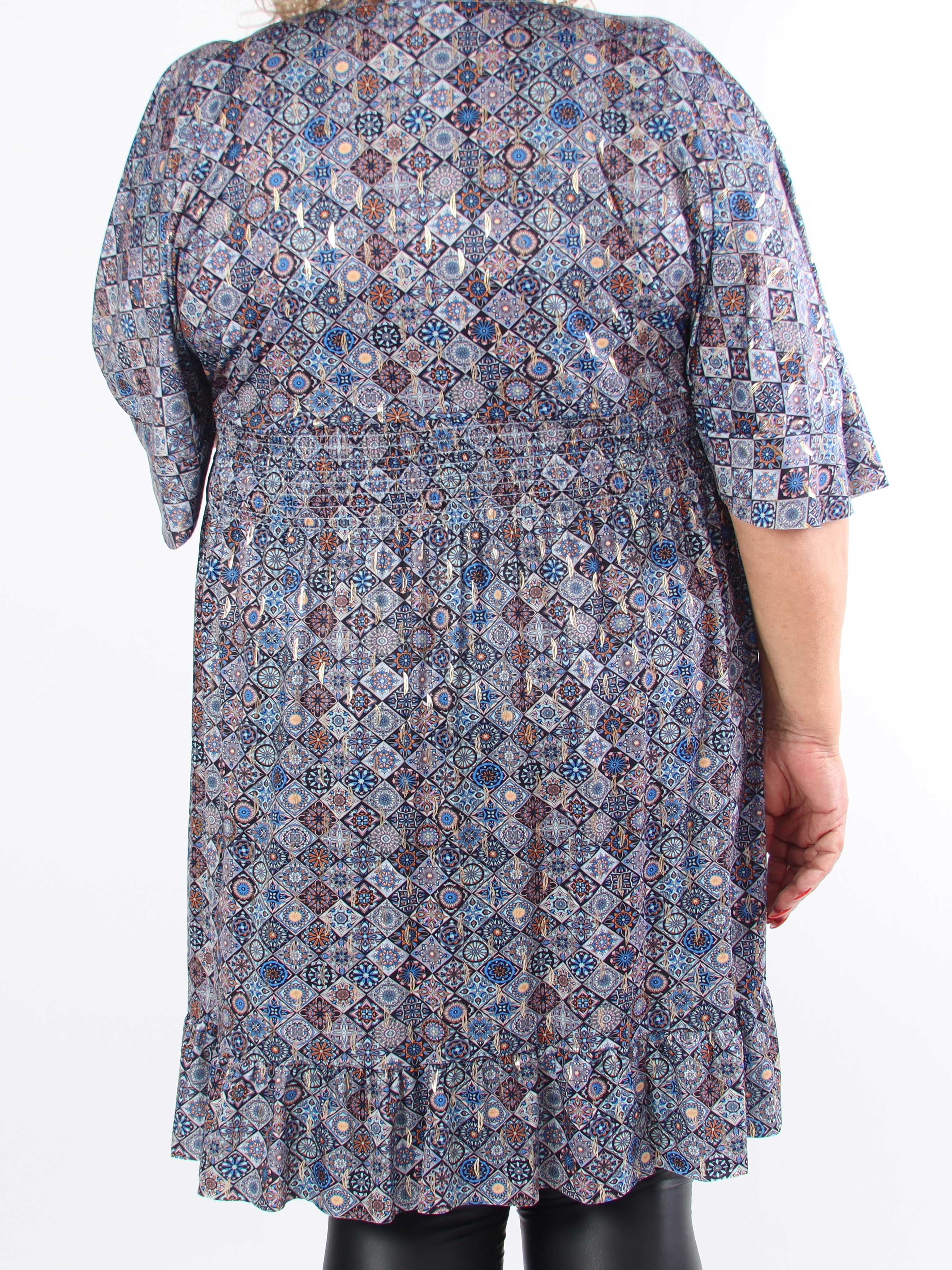 Pamela Mosaic Short - Elastisk plus size-klänning med volanger och smock